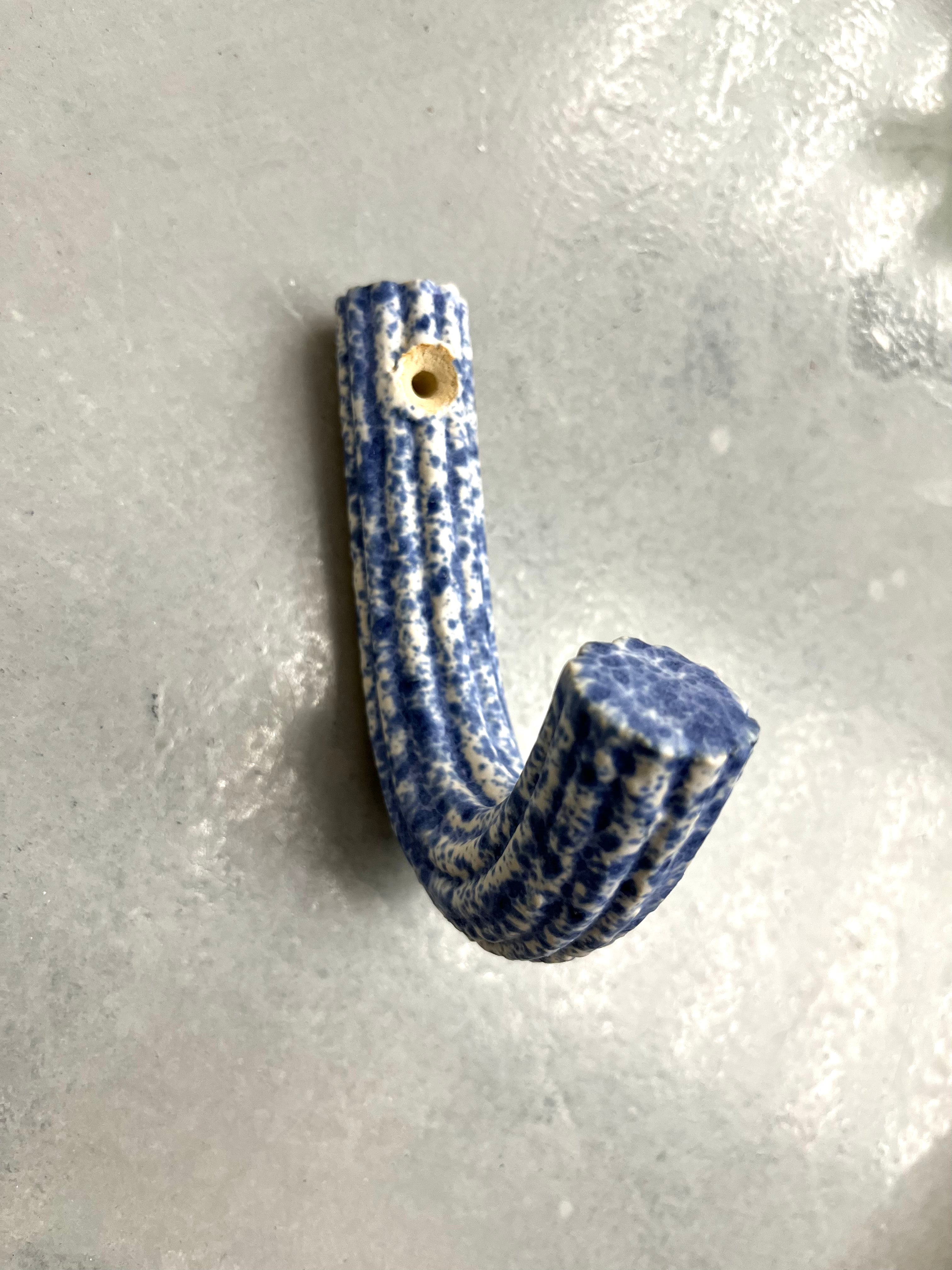 Extruded hanger - blue & white drip