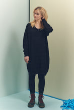 Load image into Gallery viewer, Kiosk Grandi - BAHNS Ellen sweater in black
