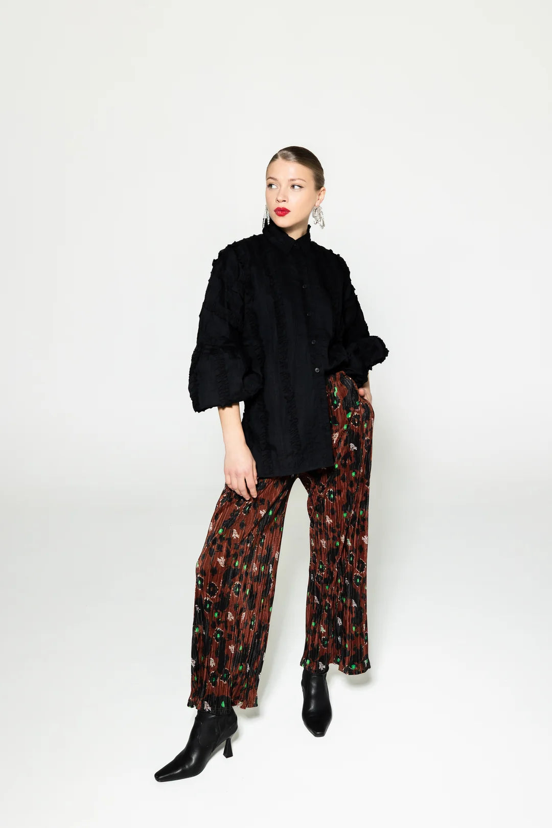 FLORA Ruffled shirt/ no 2 in black