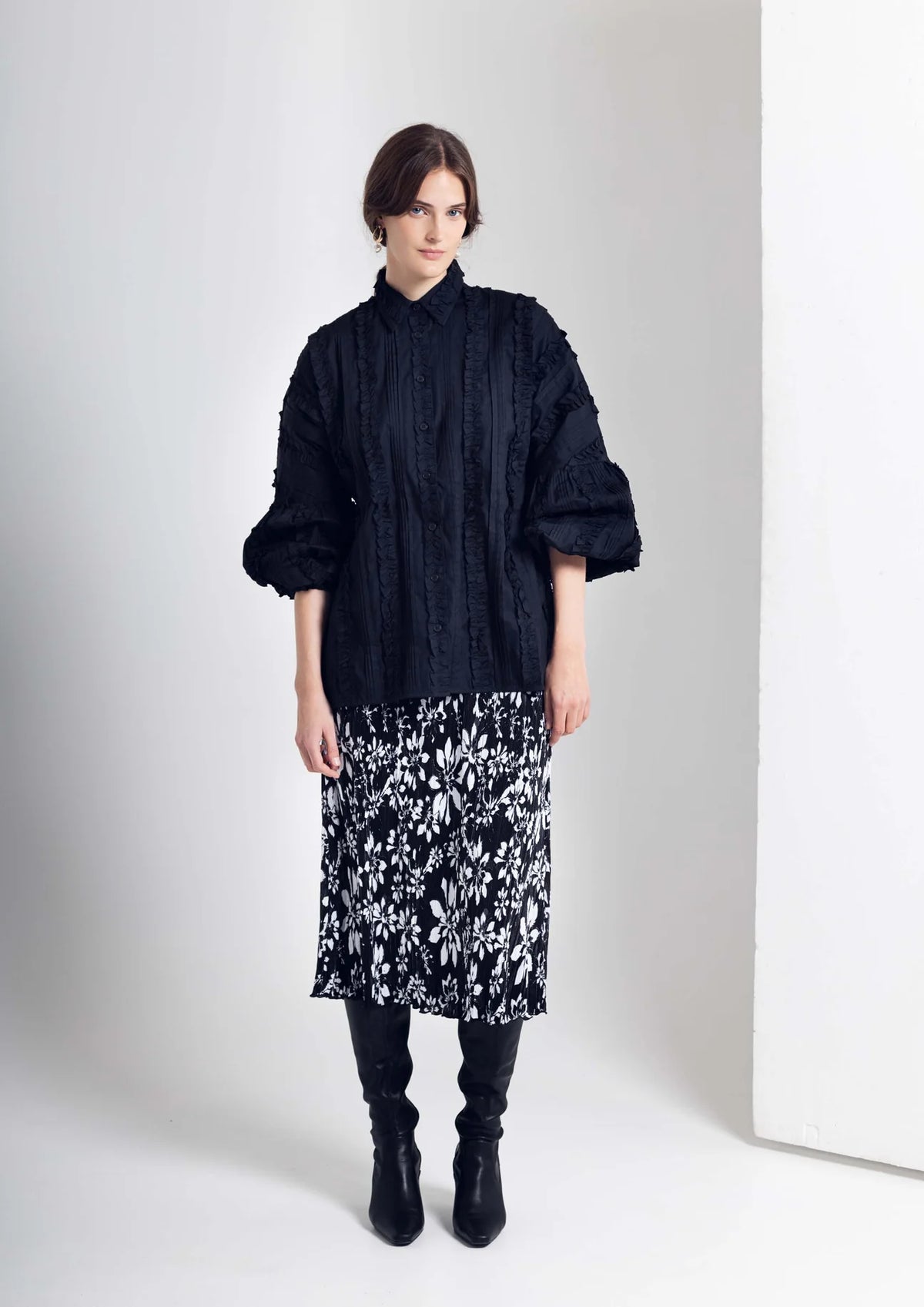 FLORA Ruffled shirt/ no 2 in black