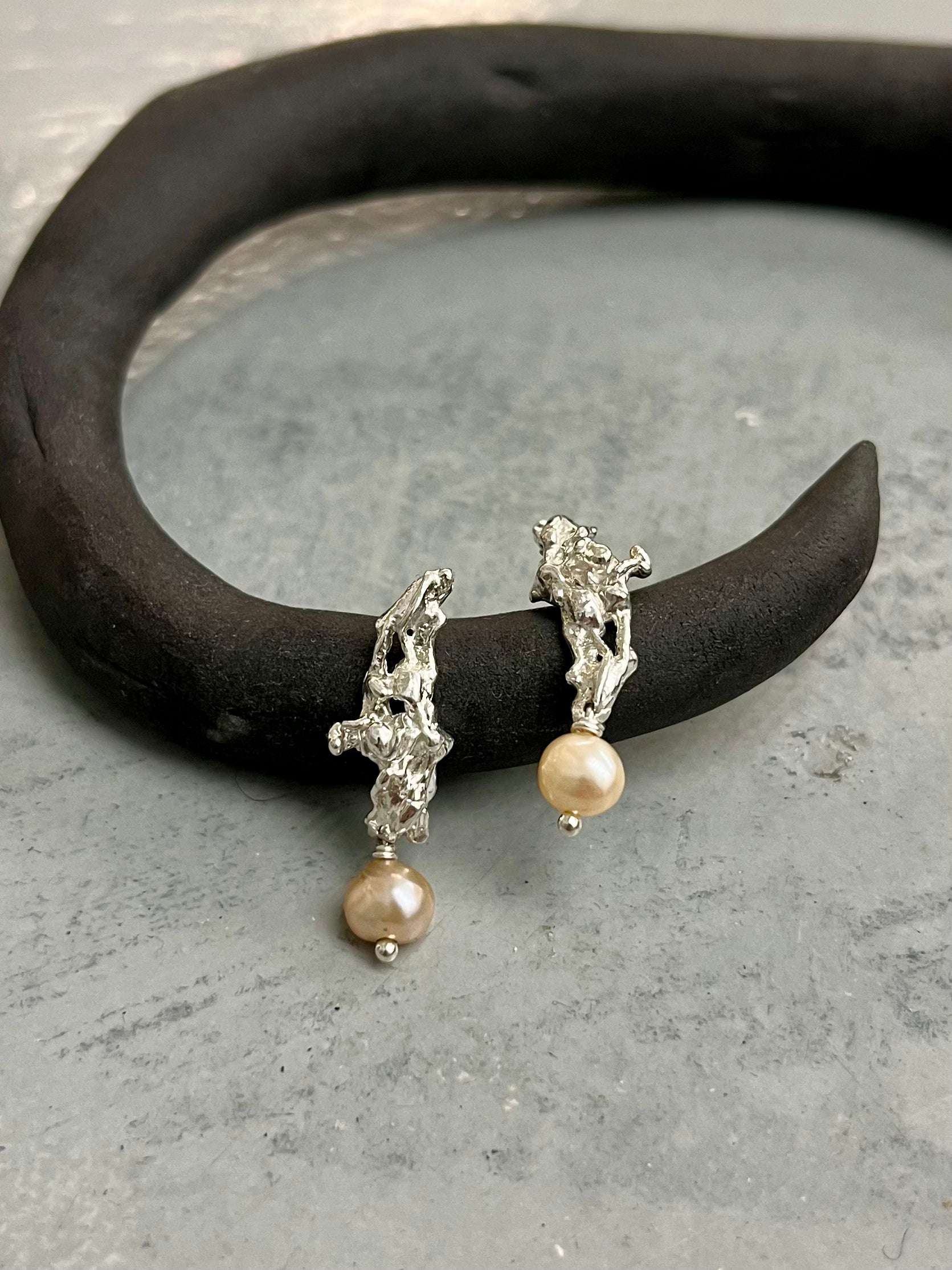 ASSA eyrnalokkar með perlum