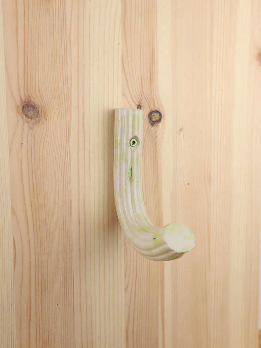 “Green splash” Extruded hanger