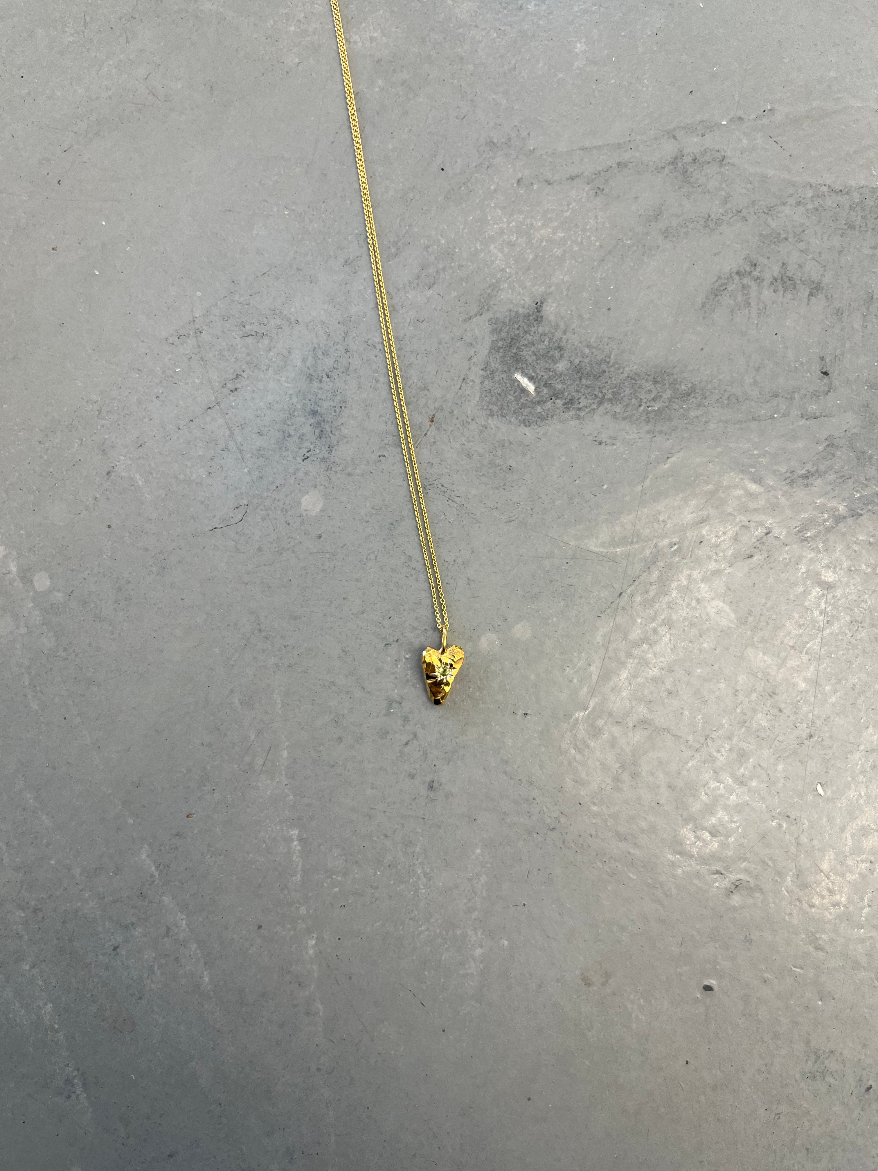 HJARTA - Katla Studio X AHM, gull með stein