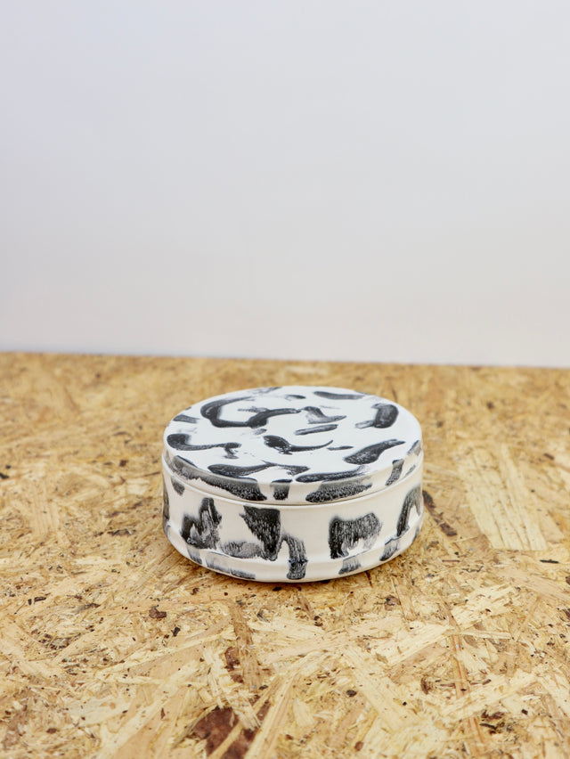 Dialog "milk & liquorice " medium low jar with lid