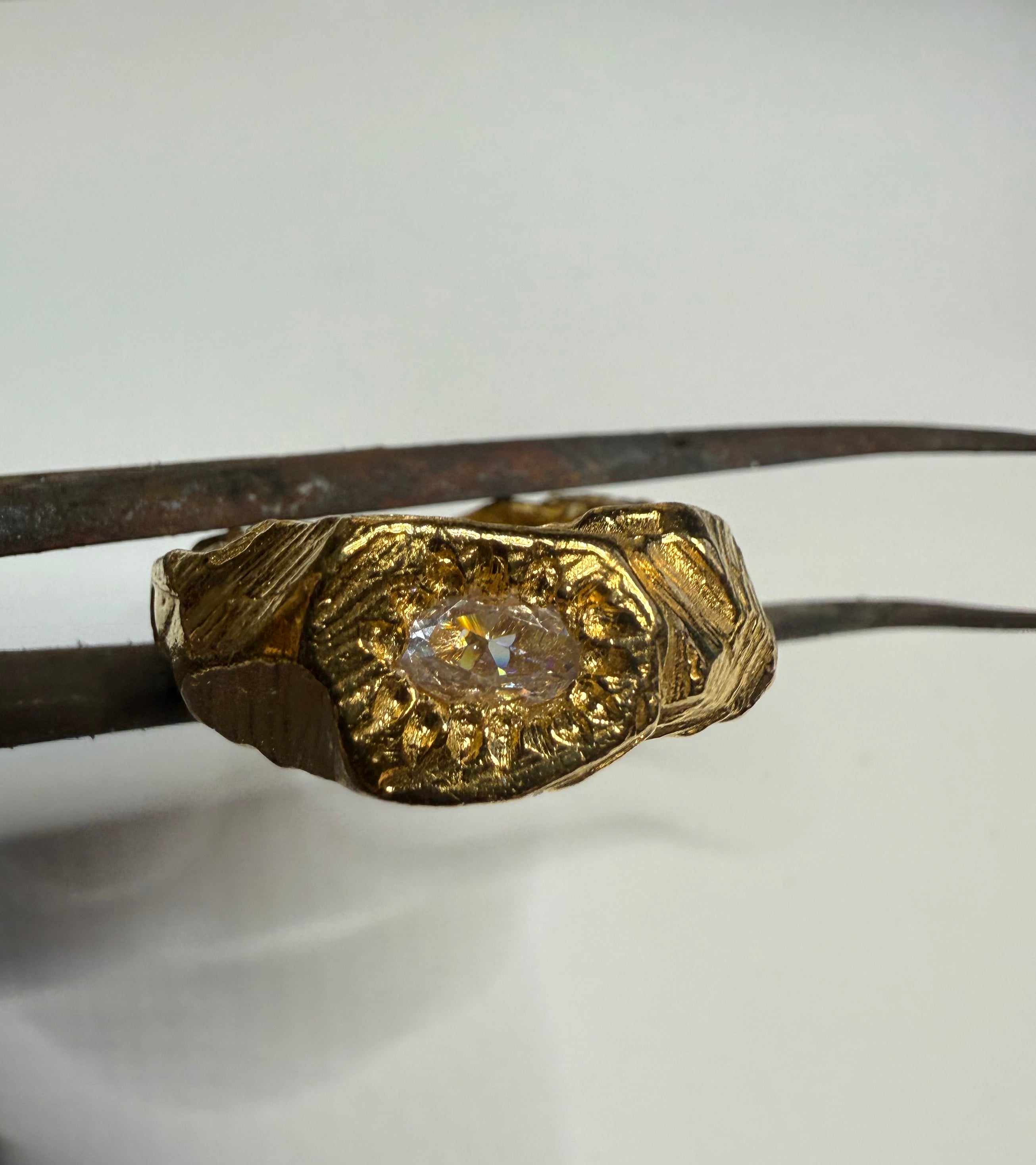 EYJA ring - gold with zirkon gems